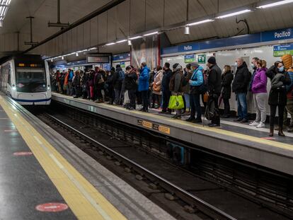 Decenas de pasajeros en uno de los andenes del metro de Madrid, el martes.