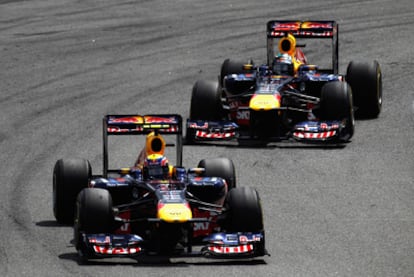 Webber adelanta a su compañero de equipo Vettel durante el Gran Premio de Brasil.