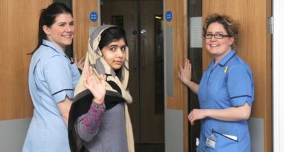 Malala en el hospital Queen Elizabeth de Birmingham en enero de 2013