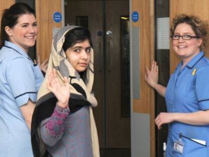 Malala en el hospital Queen Elizabeth de Birmingham en enero de 2013