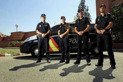 De izquierda a derecha, los policías nacionales José, Belén, Carlos y Antonio.