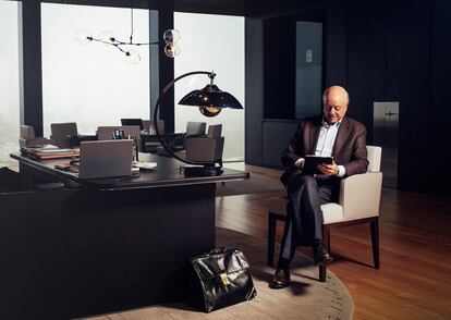 Francisco González fotografiado en su despacho.