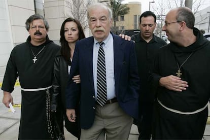 Bob Schindler (en el centro), junto a su hija Suzanne, el marido de ésta y sus asesores espirituales, tras escuchar el fallo.