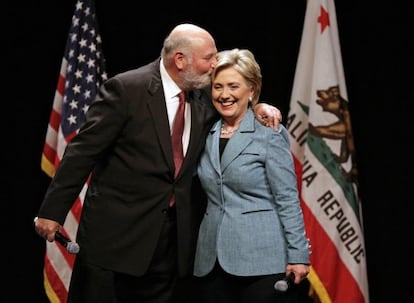 El actor y productor Rob Reiner besa a Hillary Clinton, a quien le ha entregado todo su apoyo electoral.