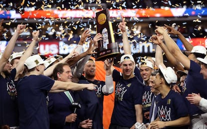 Los Virginia Cavaliers celebran el título de campeones de la NCAA tras ganar este lunes a Texas Tech en Mineápolis.