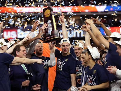 Los Virginia Cavaliers celebran el título de campeones de la NCAA tras ganar este lunes a Texas Tech en Mineápolis.