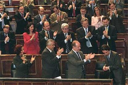 José María Aznar recibe el aplauso de los miembros de su Gobierno y de los diputados del PP.