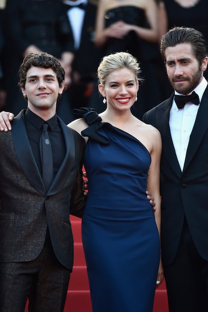 El director Xavier Dolan, Sienna Miller y Jake Gyllenhaal, miembros del jurado de esta edición, a su paso por la alfombra roja.