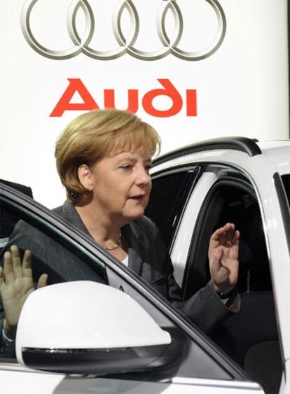 La canciller alemana Angela Merkel visita una fábrica de Audi.