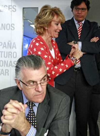 Esperanza Aguirre, ayer en el Comité Ejecutivo del PP. En primer plano, el tesorero del partido, Luis Bárcenas.