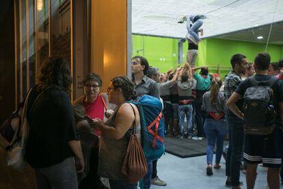 Els castellers de Sants assagen a l'escola Jaume I, ocupada durant el cap de setmana.