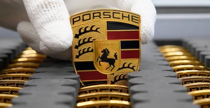 Símbolo de la marca de coches prémium Porsche.