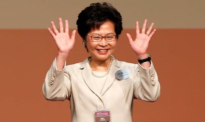 Carrie Lam celebra la victoria.