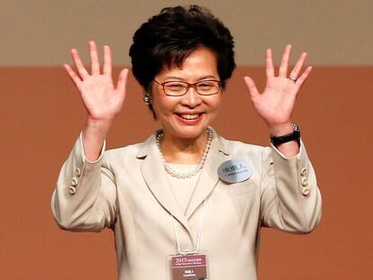 Carrie Lam celebra la victoria.