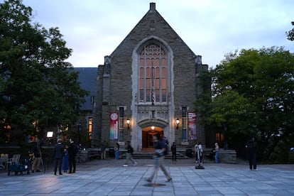 La gente se reúne frente al Willard Straight Hall tras una audiencia sobre agresión sexual en la Universidad de Cornell, en Ithaca, Nueva York,