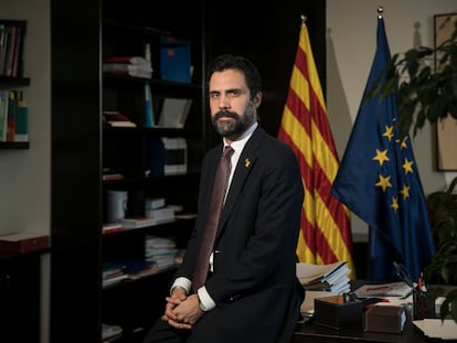 El consejero de Empresa y Trabajo de la Generalitat de Cataluña, Roger Torrent, en su despacho.