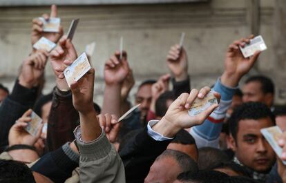 Manifestantes enseñan sus documentos de identidad para poder entrar a la plaza de la Liberación, en El Cario, durante la protesta multitudinaria contra Mubarak.