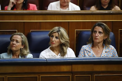 Las vicepresidentas Nadia Calviño, Yolanda Díaz y Teresa Ribera, siguen el discurso de Pedro Sánchez en la primera sesión del debate del estado de la nación.