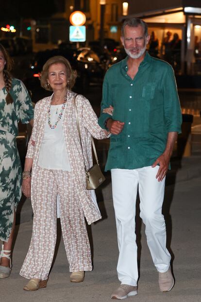 MALLORCA, SPAIN - AUGUST 05: Felipe VI and Queen Sofia out to dinner in Mallorca on August 6, 2022 in Mallorca, Spain. (Photo By Raul Terrel/Europa Press via Getty Images)