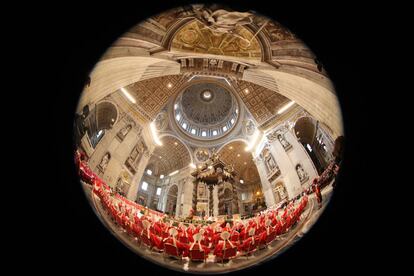 Ceremonia 'Pro eligendo Pontifice' en la Basílica de San Pedro en el Vaticano, previa al cónclave.