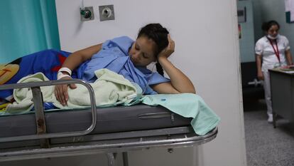 Una mujer permanece en la sala de maternidad del Hospital Universitario Erasmo Meoz, en Cúcuta, Colombia.