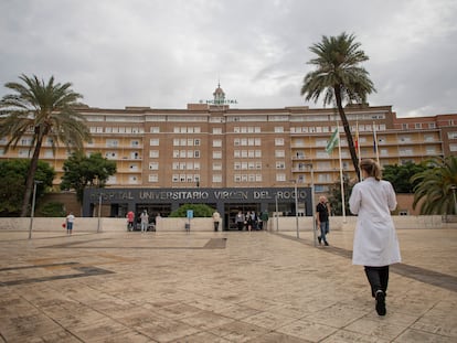 Fachada del Hospital Virgen del Rocío, en Sevilla.