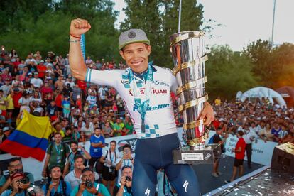 Superman López, sostiene el trofeo de la Vuelta a San Juan.