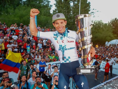 Superman López, sostiene el trofeo de la Vuelta a San Juan.