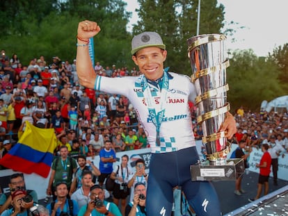 Superman López, sostiene el trofeo de la Vuelta a San Juan.