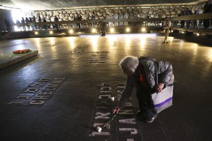 Una mujer deposita unas flores en el Museo del Holocausto Yad Vashem de Jerusalén, el 24 de abril de 2017.