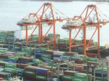 Varios contenedores de carga apilados en el puerto de Tokio (Japón).
