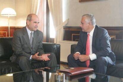 El presidente de la Junta de Andalucía, Manuel Chaves, y el líder del PP andaluz, Javier Arenas.