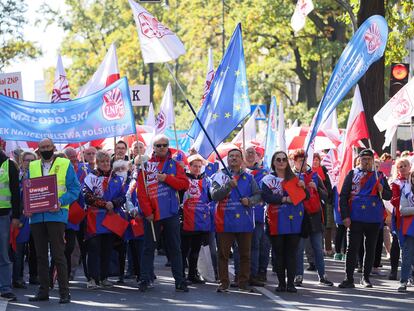 Manifestación de trabajadores de la educación, con banderas de la Unión Europea, este sábado en Varsovia.