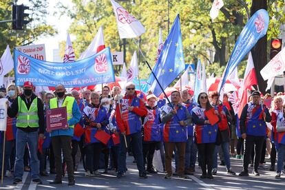 Manifestación de trabajadores de la educación, con banderas de la Unión Europea, este sábado en Varsovia.