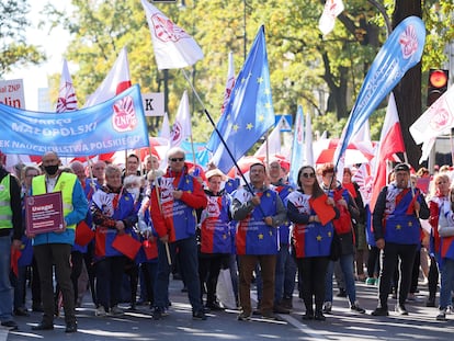 Manifestación de trabajadores de la educación, con banderas de la Unión Europea, este sábado en Varsovia.