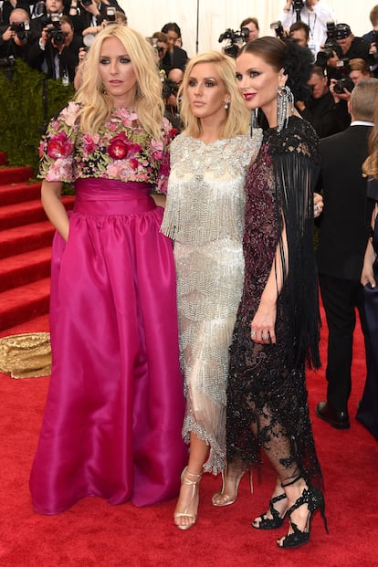 Keren Craig y Georgina Chapman, Marchesa, posaron junto a la cantante Ellie Goulding.