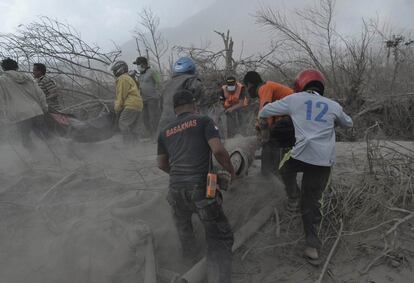 El volcán Monte Sinabung cubre de cenizas la aldea Suka Meriah, en el distrito de Karo. Las cenizas de la erupción han cubierto la zona causando varios muertos. Miembros de los servicios de rescate trasladan el cuerpo de una de las víctimas.