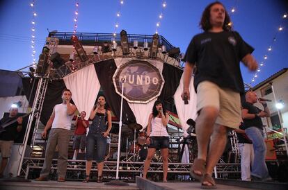 La orquesta al completo hace una prueba de sonido antes de ir a cenar.