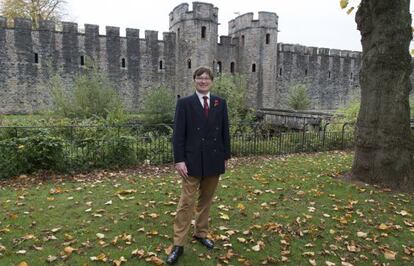 Adrian Goldsworthy, na frente do castelo de Cardiff.