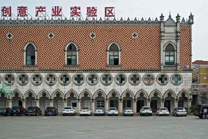 En la Venecia de Hangzhou, la recreación del Palacio Ducal de la plaza de San Marcos (arriba) sirve de aparcamiento.