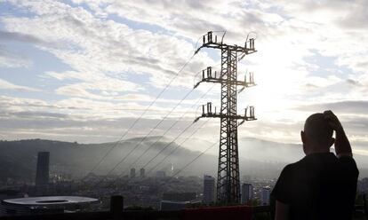 Una persona observa el cableado con el que red eléctrica. 