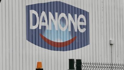 Exterior de una fábrica de Danone, en una imagen de archivo.