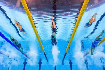 Nadadoras participan en la semifinal 200 m mariposa.