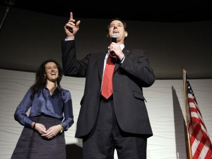 Santorum, con su hija Elizabeth, el domingo en Traverse City (Michigan).