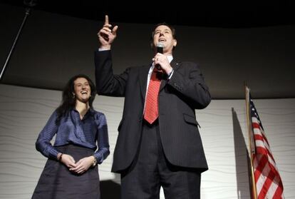 Santorum, con su hija Elizabeth, el domingo en Traverse City (Michigan).