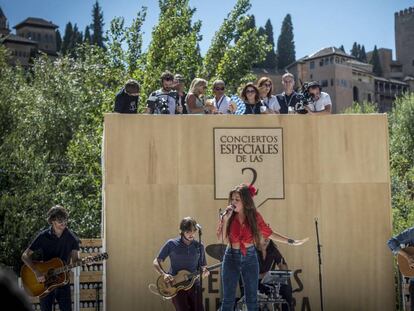 La cantante Sole&aacute; Morente en el escenario del ciclo Los Conciertos Especiales de las 2, en Granada. 