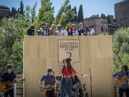 La cantante Soleá Morente en el escenario del ciclo Los Conciertos Especiales de las 2, en Granada.