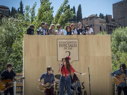 La cantante Sole&aacute; Morente en el escenario del ciclo Los Conciertos Especiales de las 2, en Granada. 