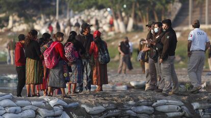 Agentes de inmigración mexicanos detienen a las personas que cruzaron el río Suchiate, la frontera natural entre Guatemala y México, para ver sus documentos de identificación, el día de hoy.