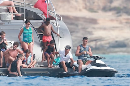 La pareja con el resto de amigos y familiares en aguas de Formentera.